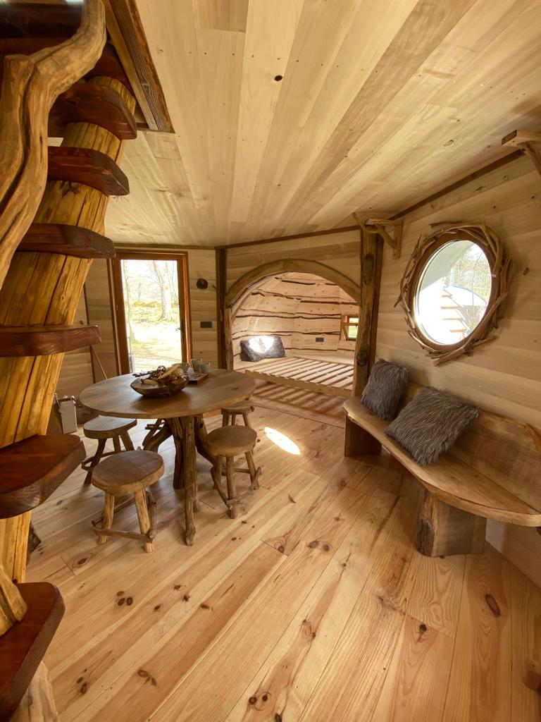 Cabane bois fenêtre ronde