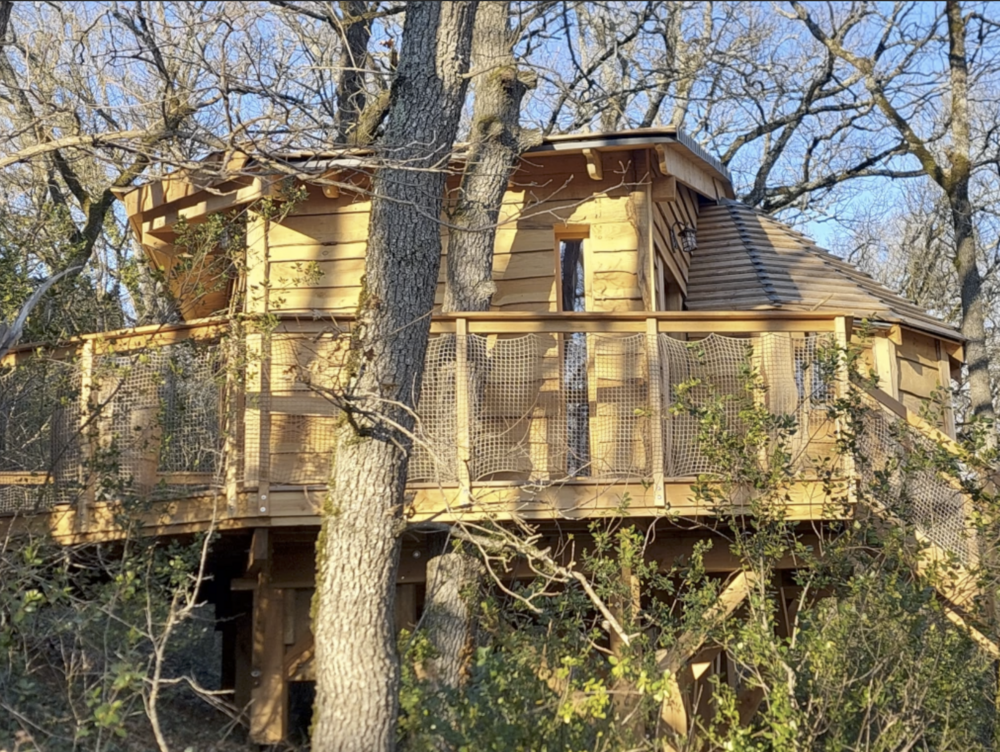 Cabane sur pilotis/ cabane dans les arbres/ insolite
