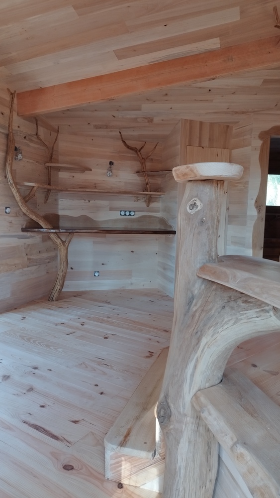 Intérieur coté kitchenette, cabane sur pilotis/ cabane dans les arbres/ insolite