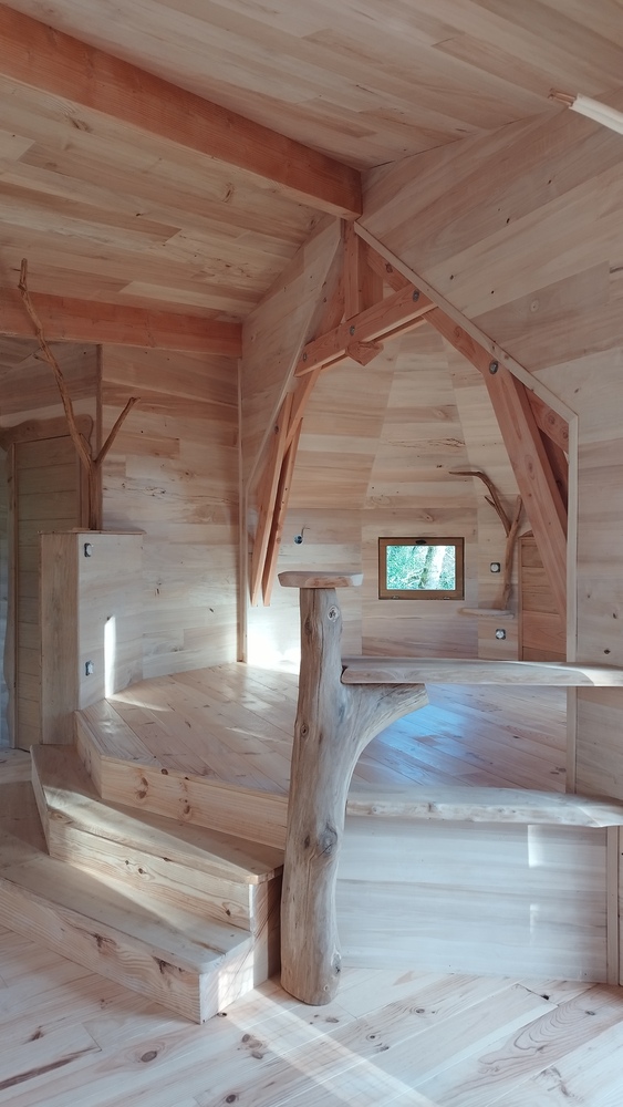 Intérieur coté chambre, cabane sur pilotis/ cabane dans les arbres/ insolite