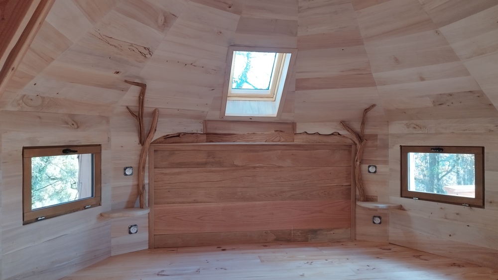 Intérieur coté chambre, cabane sur pilotis/ cabane dans les arbres/ insolite